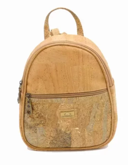 Sac à dos Montado en liège naturel, avec design élégant et textures organiques, posé sur un fond neutre.