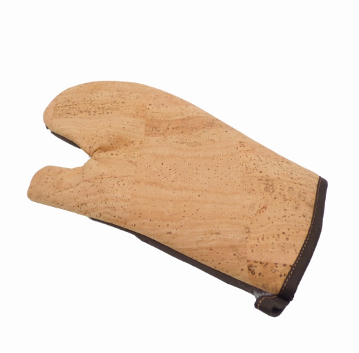 Gant de cuisine et manique en liège Amador Varum, présentés ensemble sur une table en bois, design naturel et élégant.