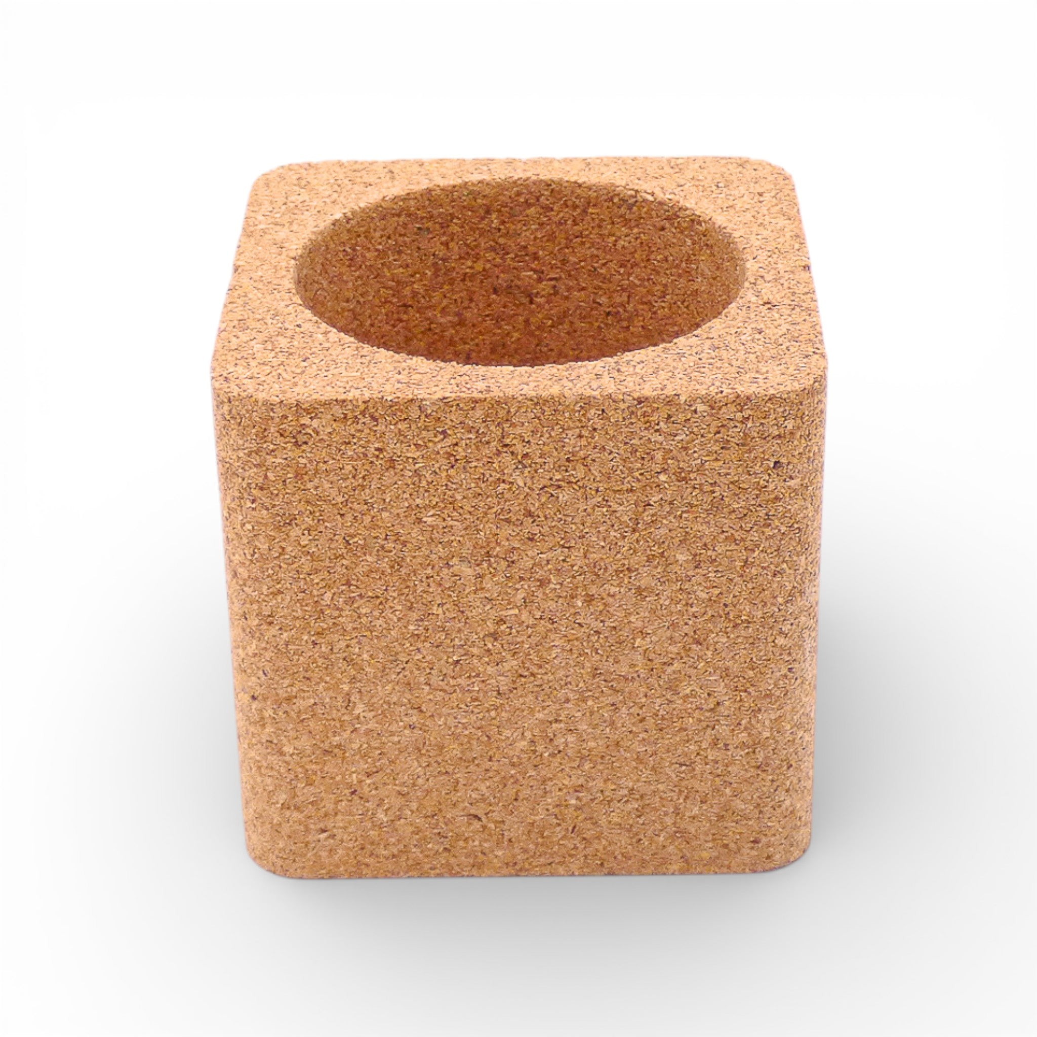 Boîte à sel cube en liège naturel ouverte, cavité ronde de face — Valoris, Portugal