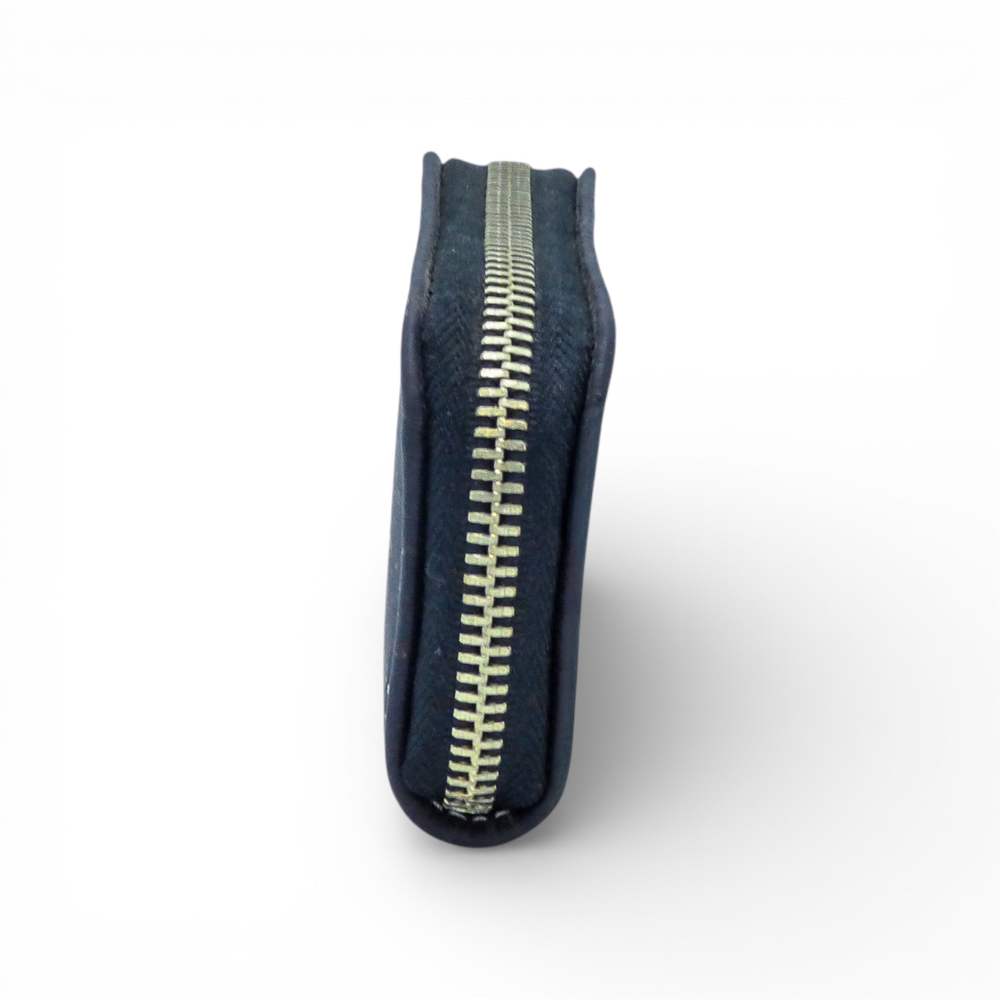 Compact Marla Pais wallet in black with a stylish design, showcasing its artisanal craftsmanship and compact size.