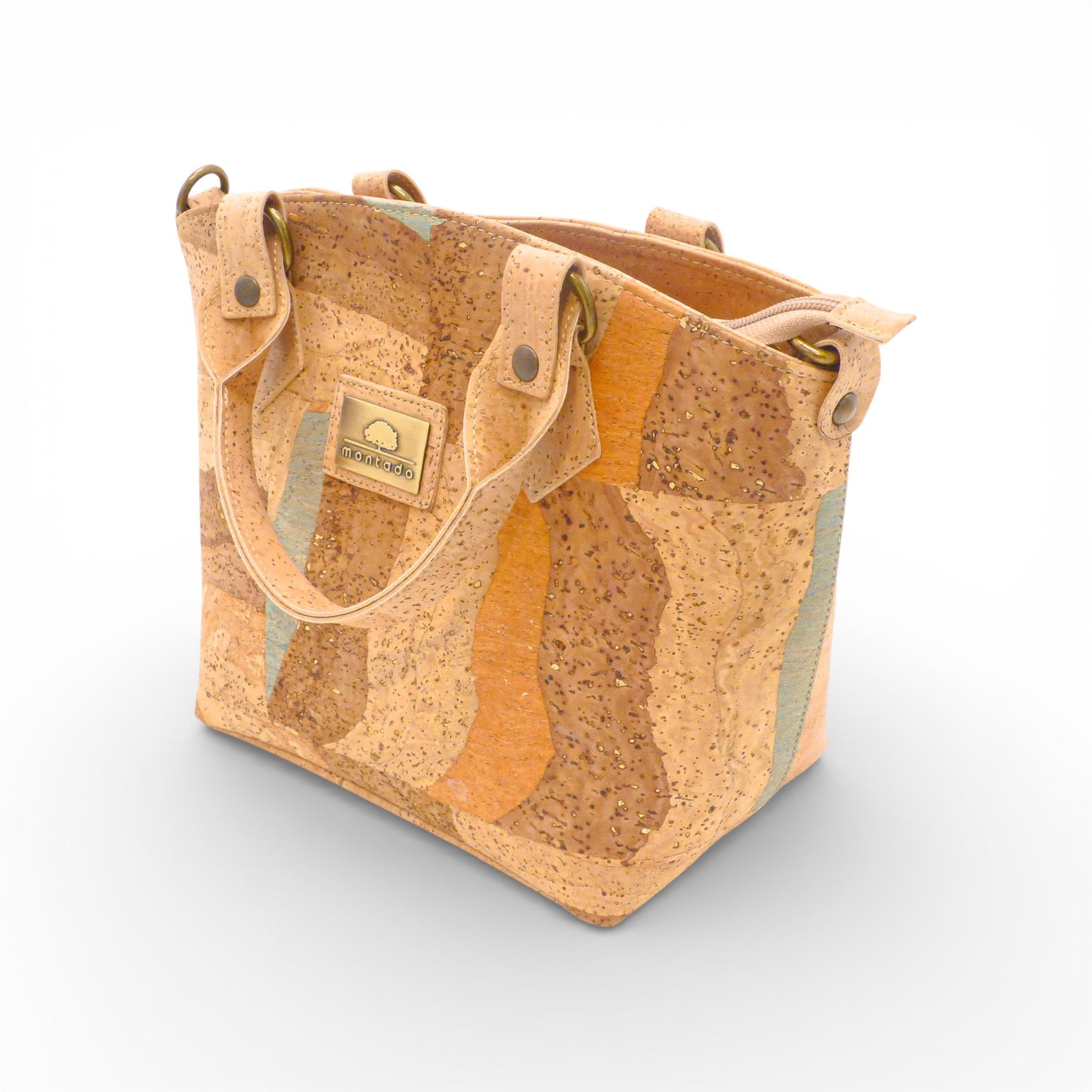 Petit cabas en liège Montado avec motif artistique, vu en angle, idéal pour un style tendance et écologique.