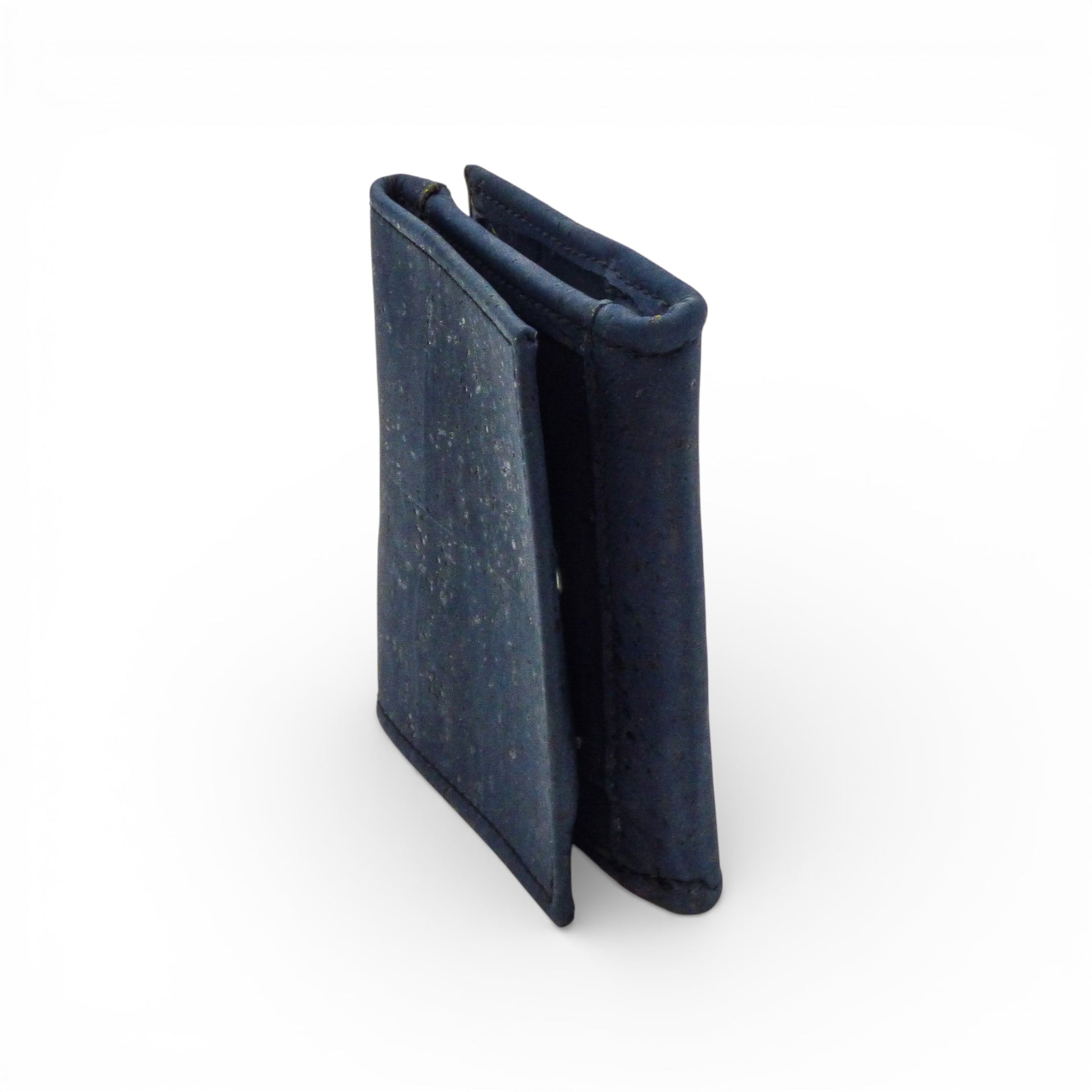 Porte-monnaie "Bleu Océan" en liège d'Amador Varum, petit et artisanal, avec une texture douce et couleur bleu.