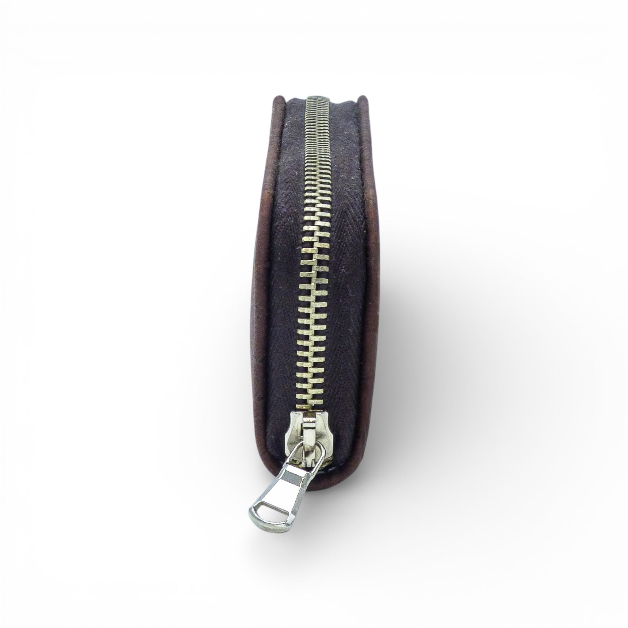 Profil zippé d'un porte-monnaie compact en liège marron — Marla Pais, tirette métal, Portugal