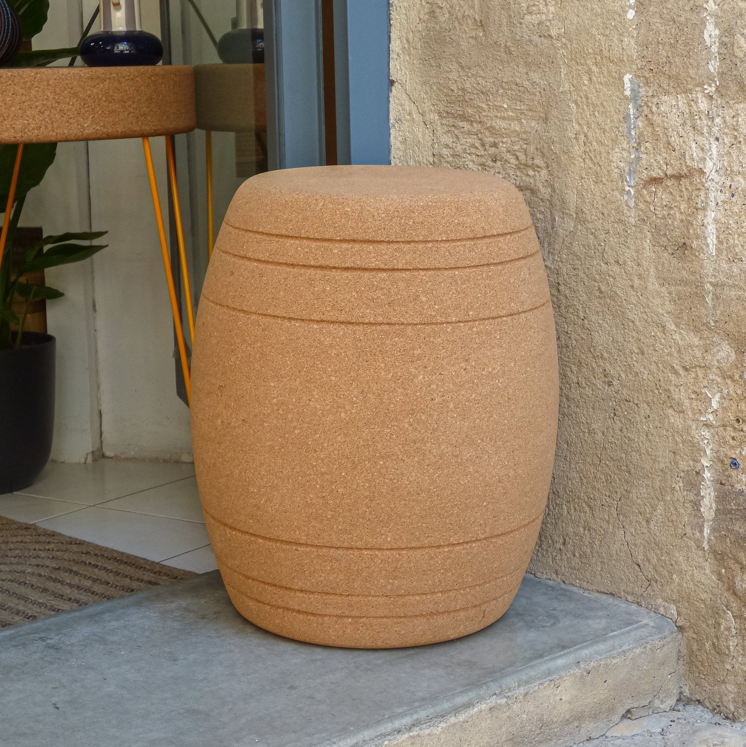 Tabouret Baril en liège aggloméré, vue extérieure en situation — Viking, Portugal