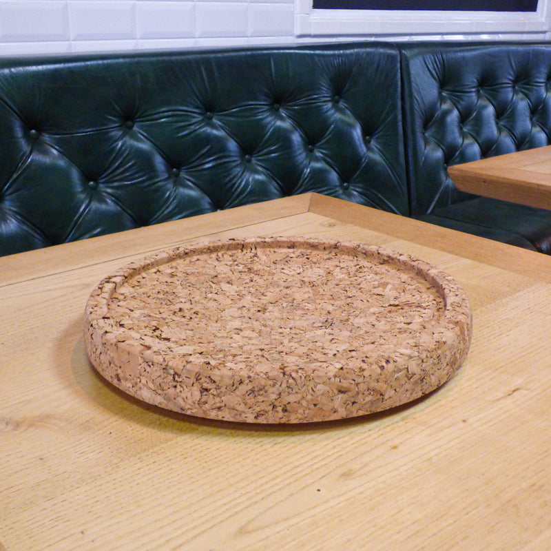 Plateau rond en liège à rebord, posé sur table bois — Viking, art de la table, Portugal
