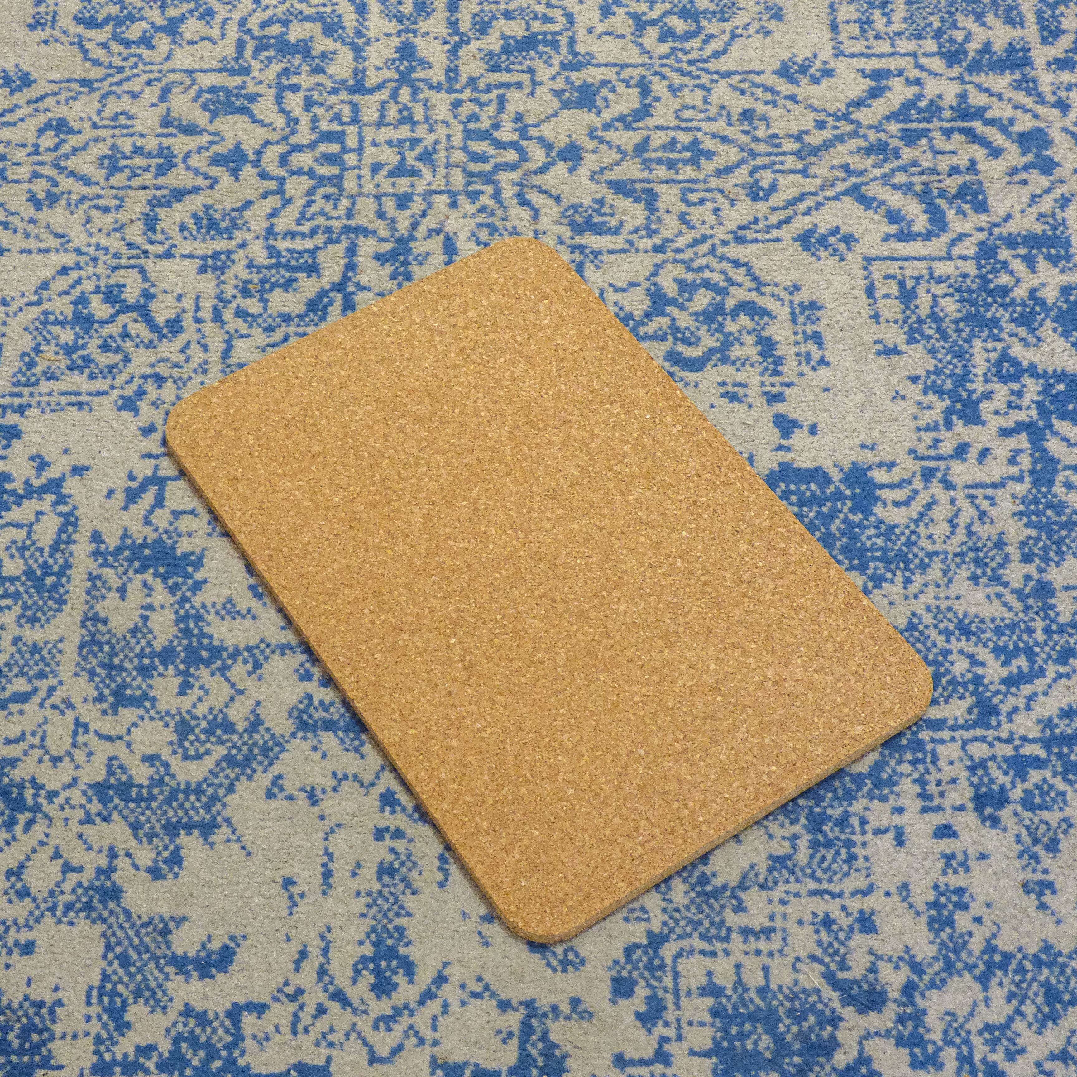 Petit tapis de bain rectangulaire à grain fin, posé à plat — Home & Liège, Portugal