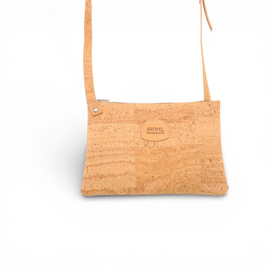 Pochette Naturel en liège Artipel, plate et élégante, affichant une texture naturelle et un design minimaliste.