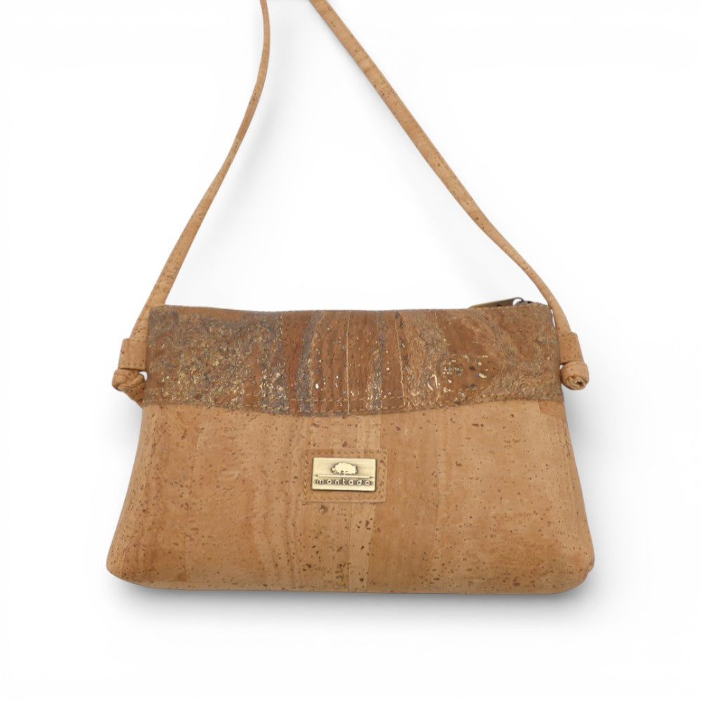 Pochette en liège, bandeau marbré brun et or — Montado, suspendue par sa bandoulière, Portugal
