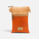 Pochette en liège teinté orange, couleur franche qui se repère dans un grand sac