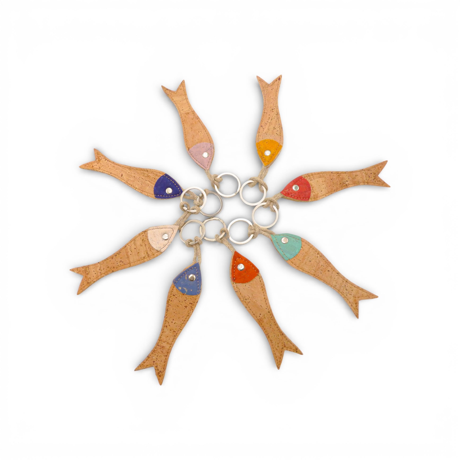 Porte-clés Sardine en liège Amador Varum, avec design artisanal coloré, mettant en valeur l'artisanat local.