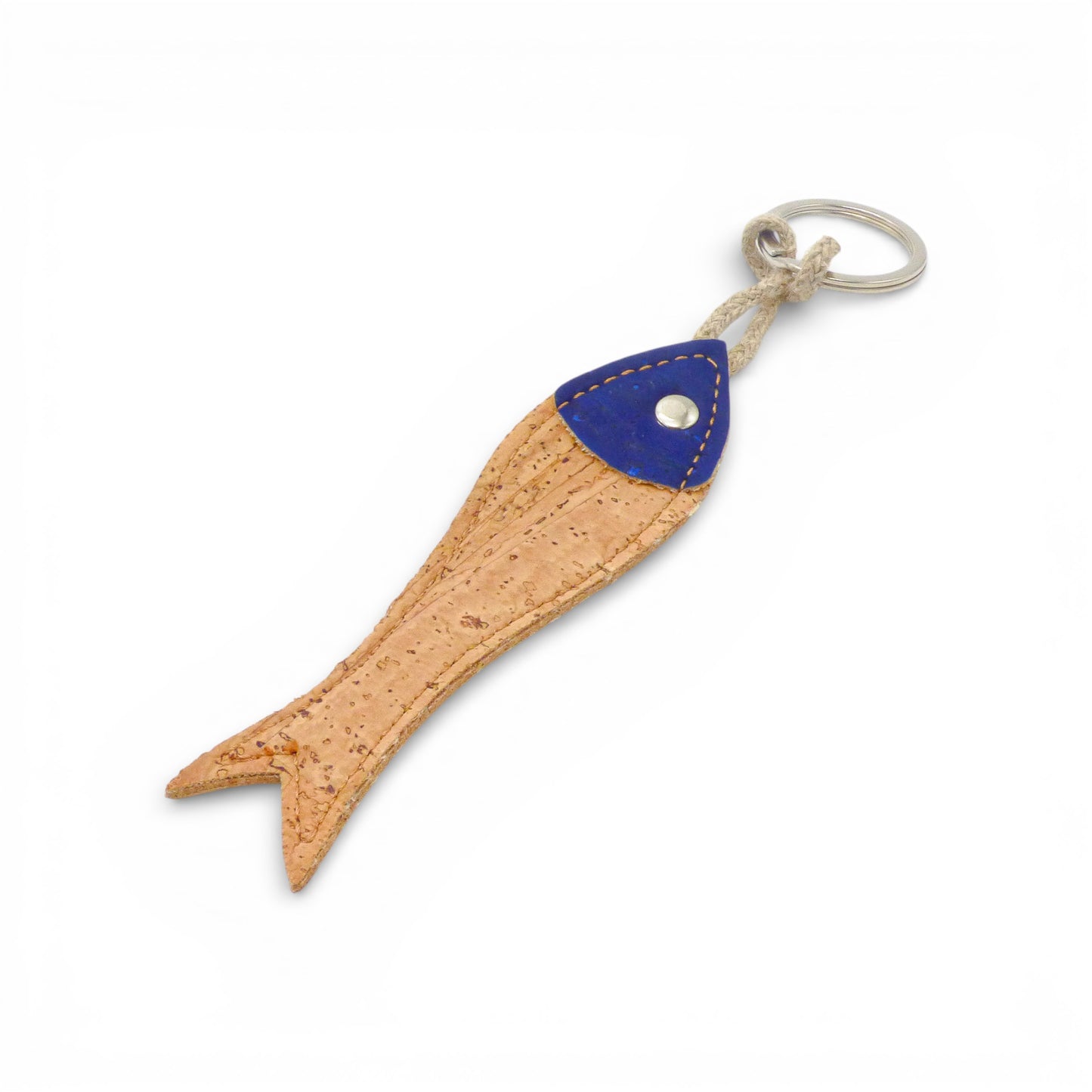 Porte-clés Sardine Iconique en liège bleu foncé électrique par Amador Varum, mettant en avant un design original et artisanal.