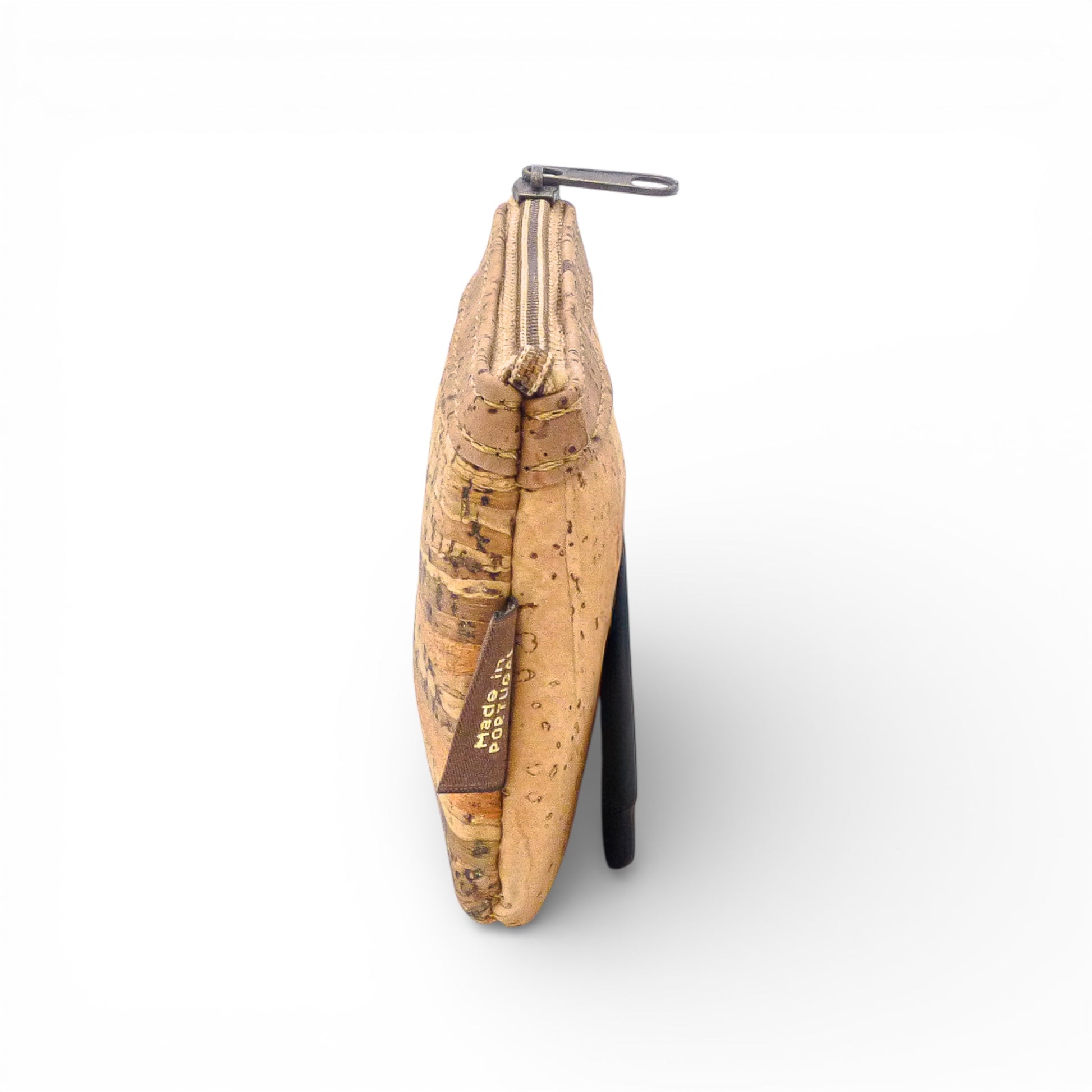 Porte-monnaie "Magma" en liège par Amador Varum, design organique avec texture naturelle et couleur terre.