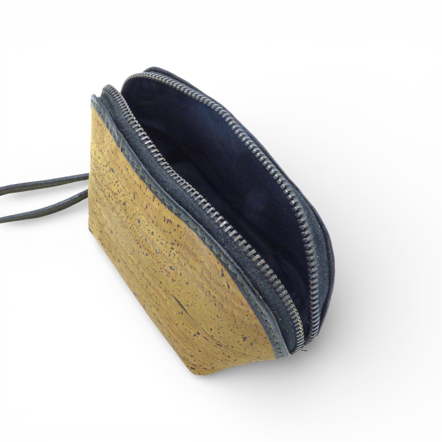 Porte monnaie en cuir et liège Marla Pais avec finition soignée, mettant en valeur un design élégant et naturel.