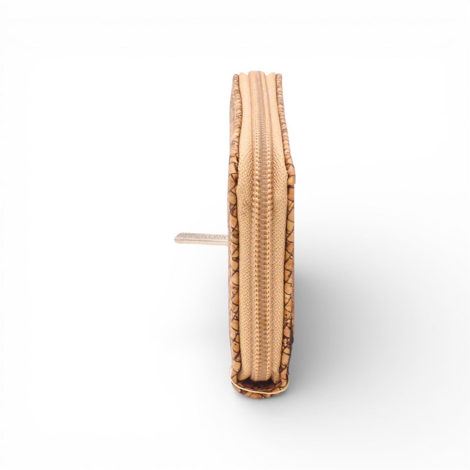 Compact zippé porte-monnaie in natural cork design, showcasing a sustainable and ethical accessory by Cork Design.