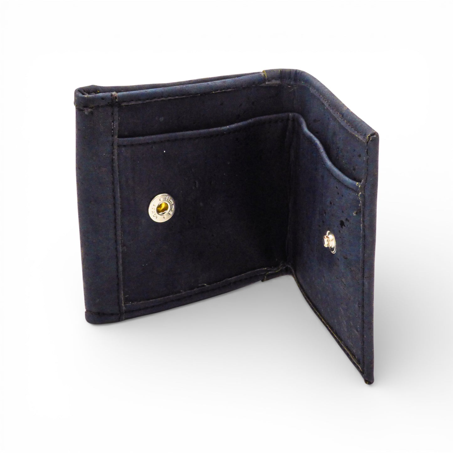 Porte-monnaie en liège bleu océan d'Amador Varum, style bohème chic, éthique et naturel, avec texture visible.