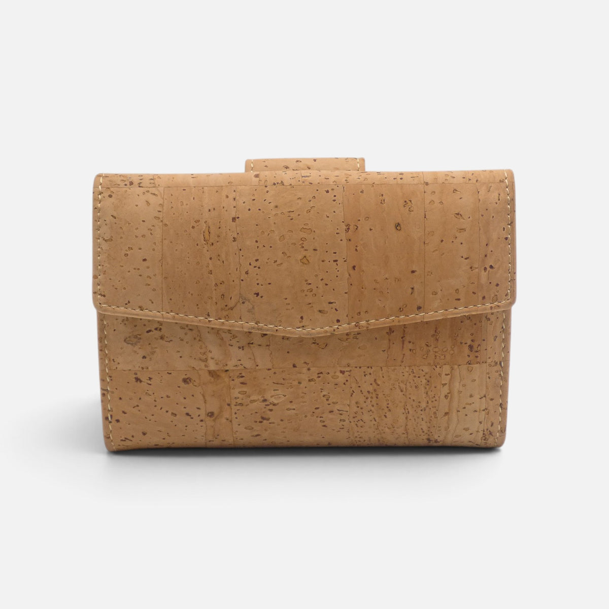 Portefeuille compact en liège naturel de face, patte rabattue fermée