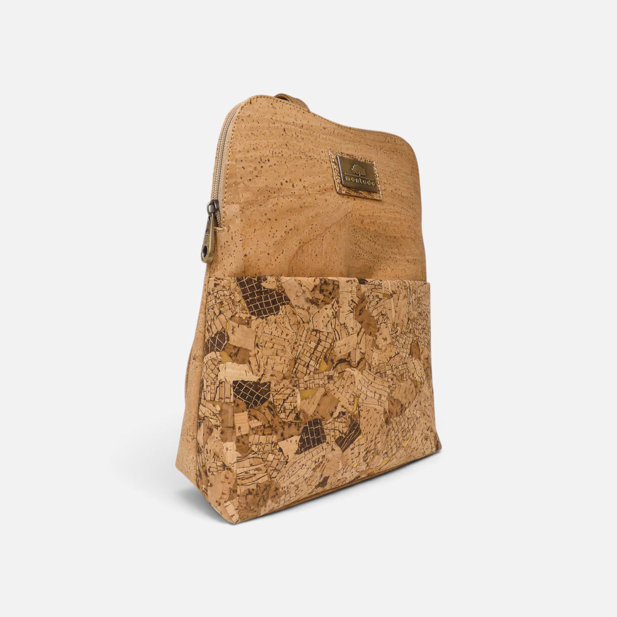 Sac à dos en liège pavé vu de trois quarts, silhouette trapèze étroite