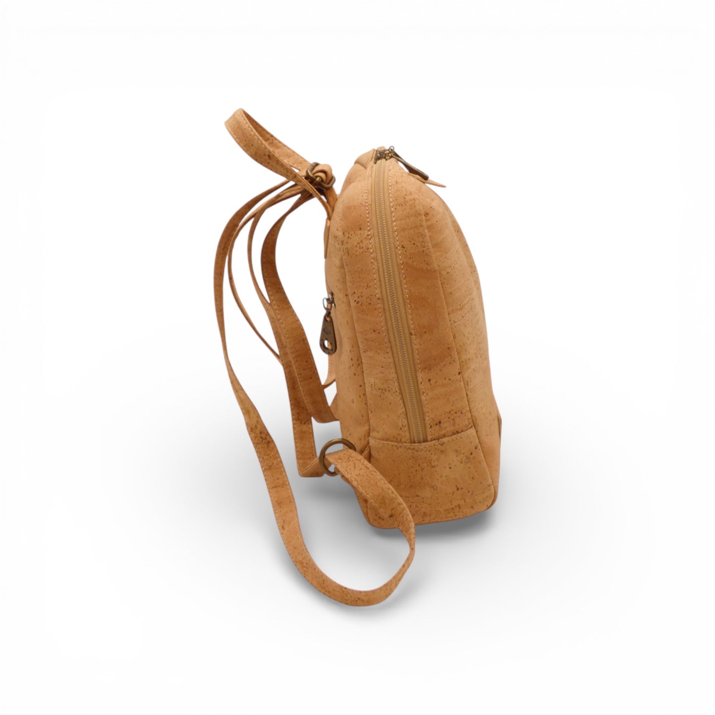 Sac à dos compact en liège naturel Montado, vue de profil, mettant en valeur sa texture unique et son design élégant.