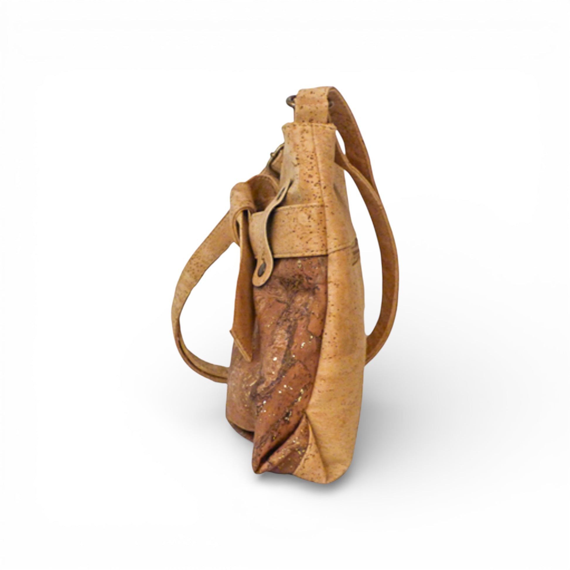 Sac bandoulière "Nœud" en liège marron doré, profil élégant, par Montado, mettant en avant son design éco-responsable.