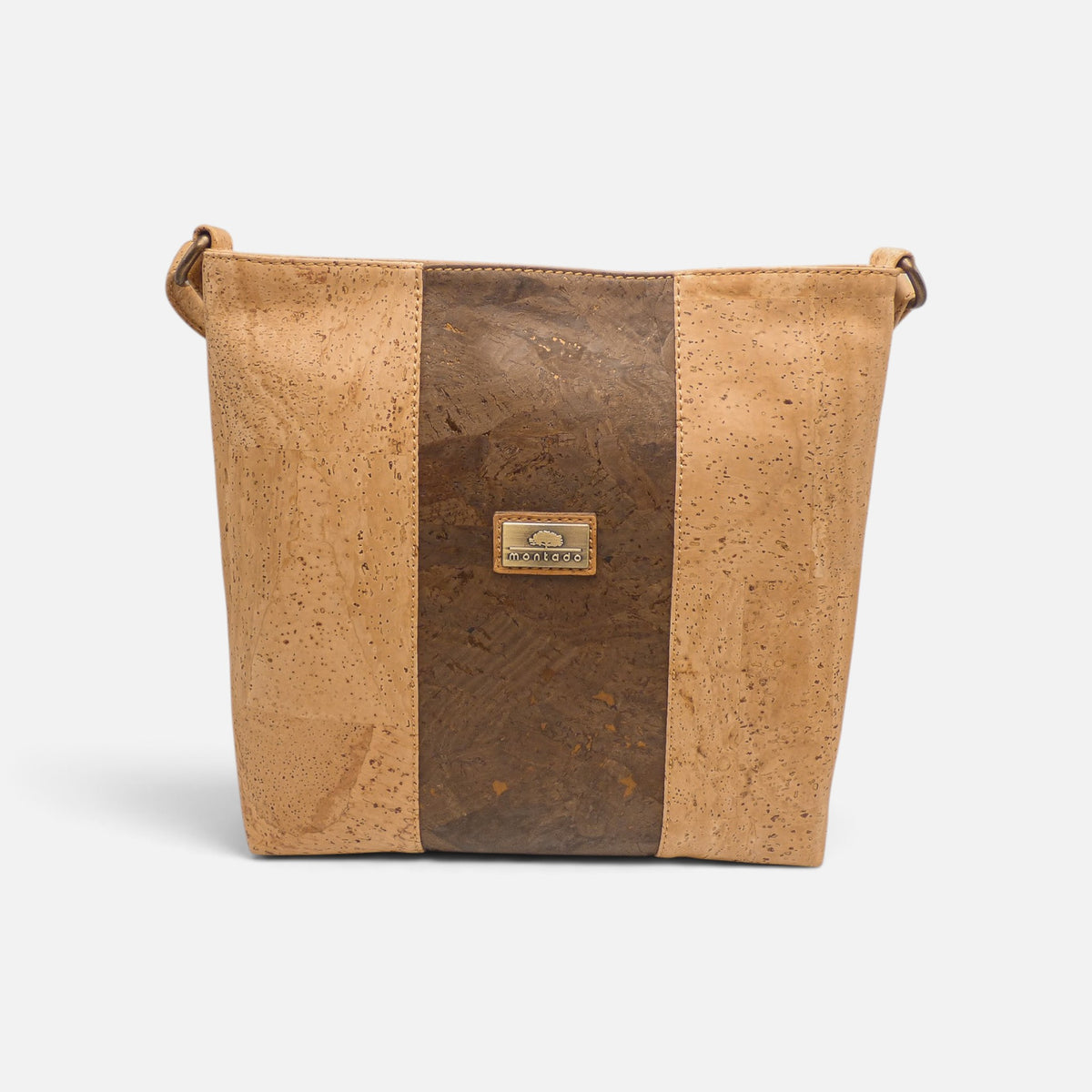 Sac bandoulière en liège à bande café, brun foncé sur fond naturel clair