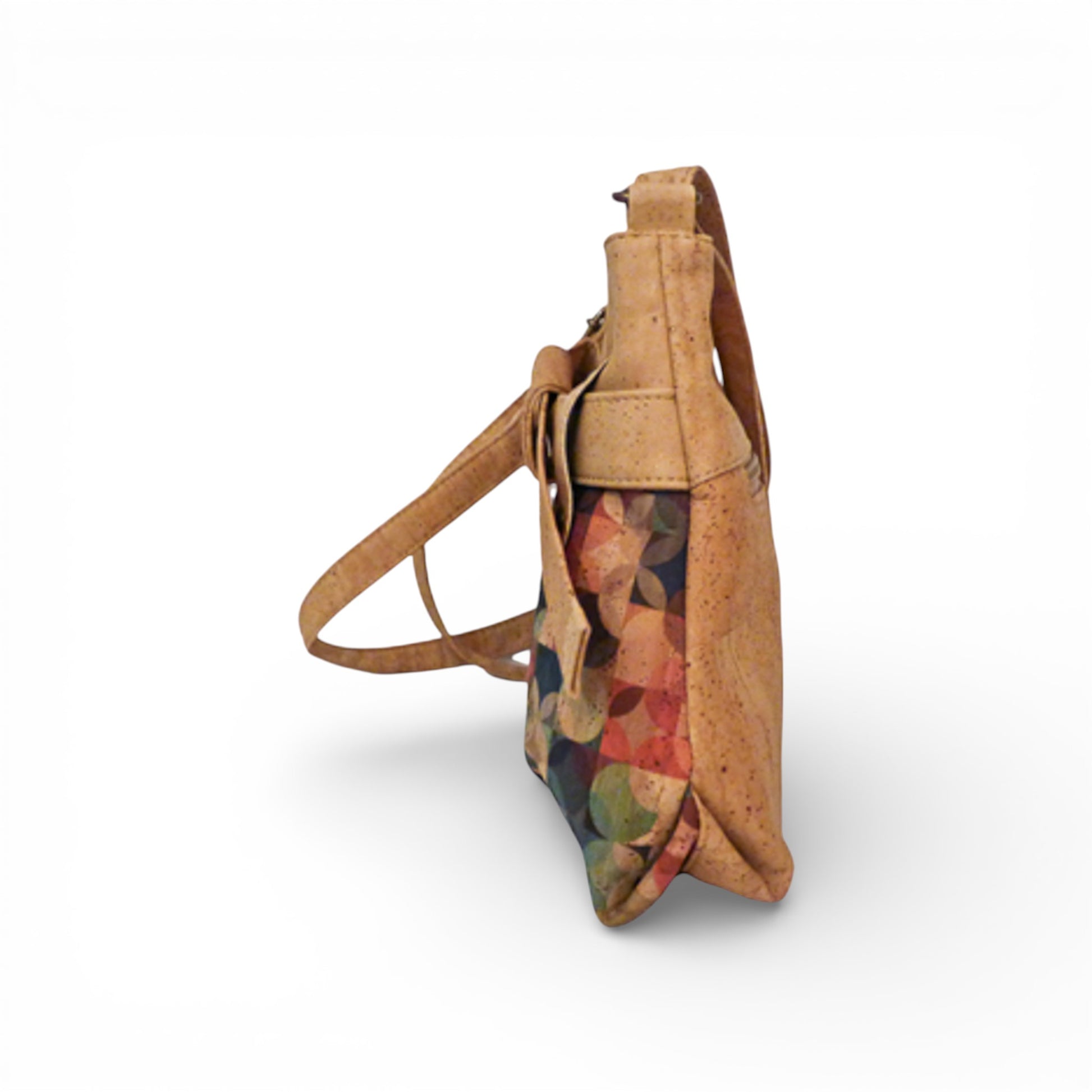 Sac bandoulière en liège "Nœud" de Montado, avec poche zippée et design élégant, vue trois quarts.