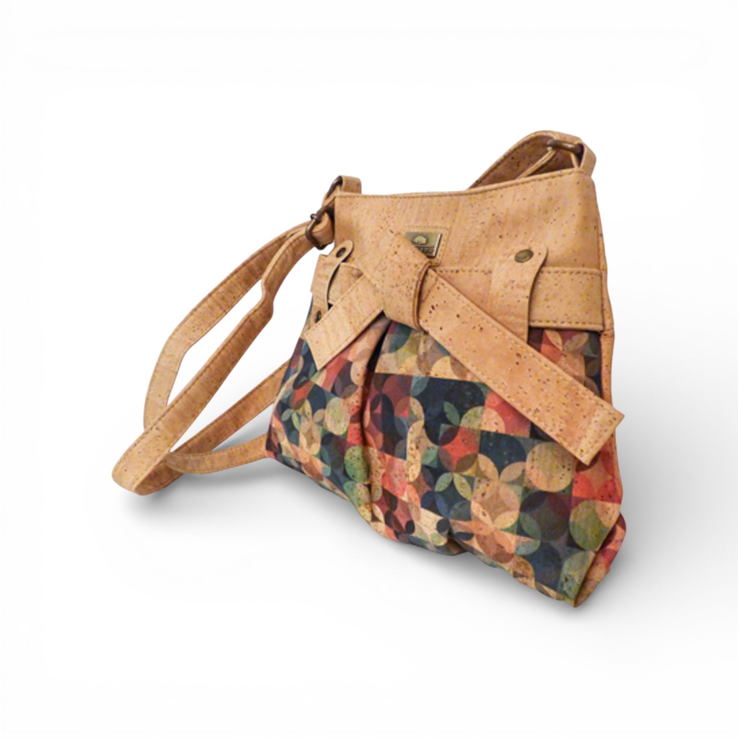 Sac bandoulière "Nœud" en liège de Montado, vue de côté montrant le motif arc-en-ciel et la texture du liège.