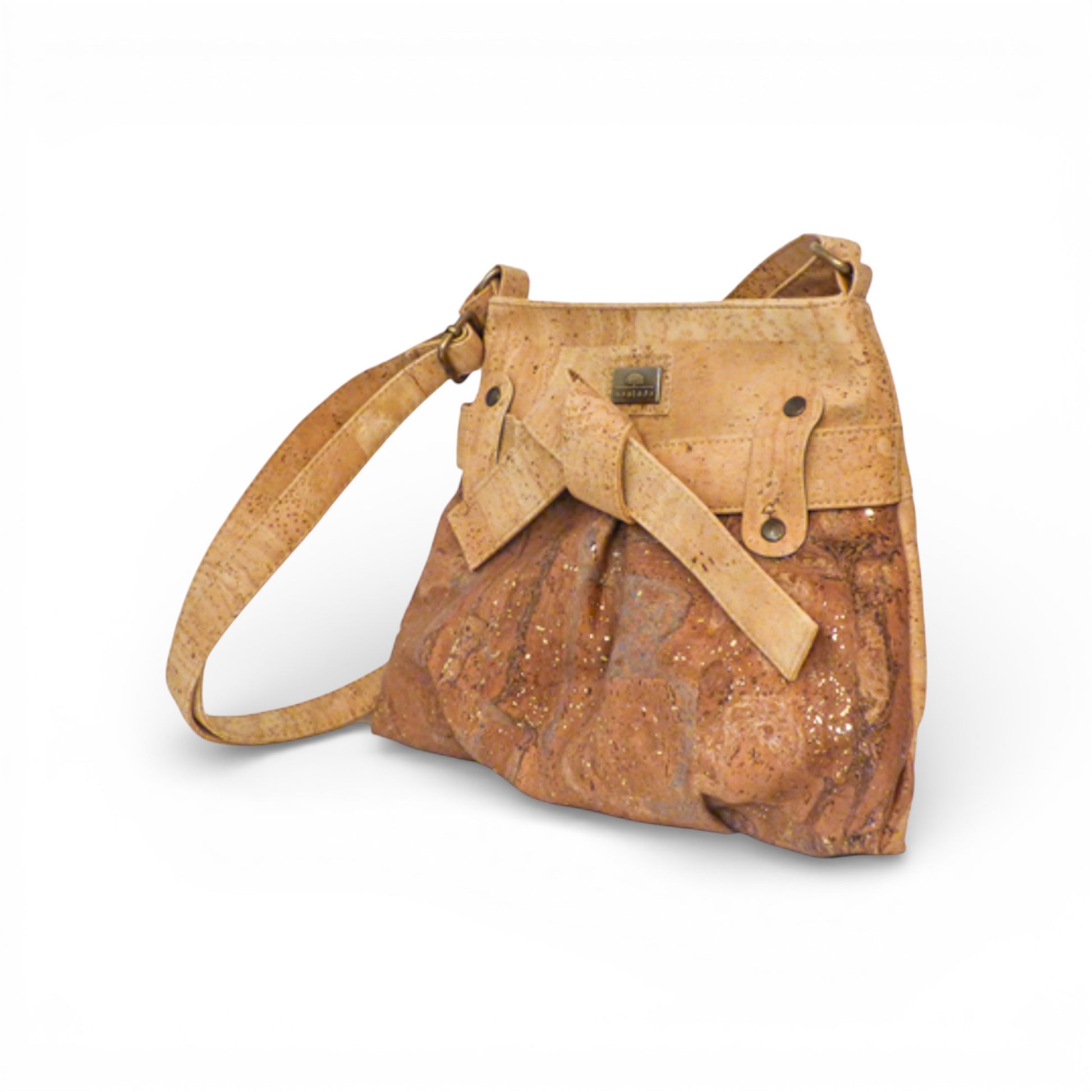 Sac bandoulière "Nœud" en liège naturel marron doré, vue trois quarts, par Montado.