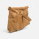 Sac en liège à nœud décoratif vu de trois quarts, base plissée souple