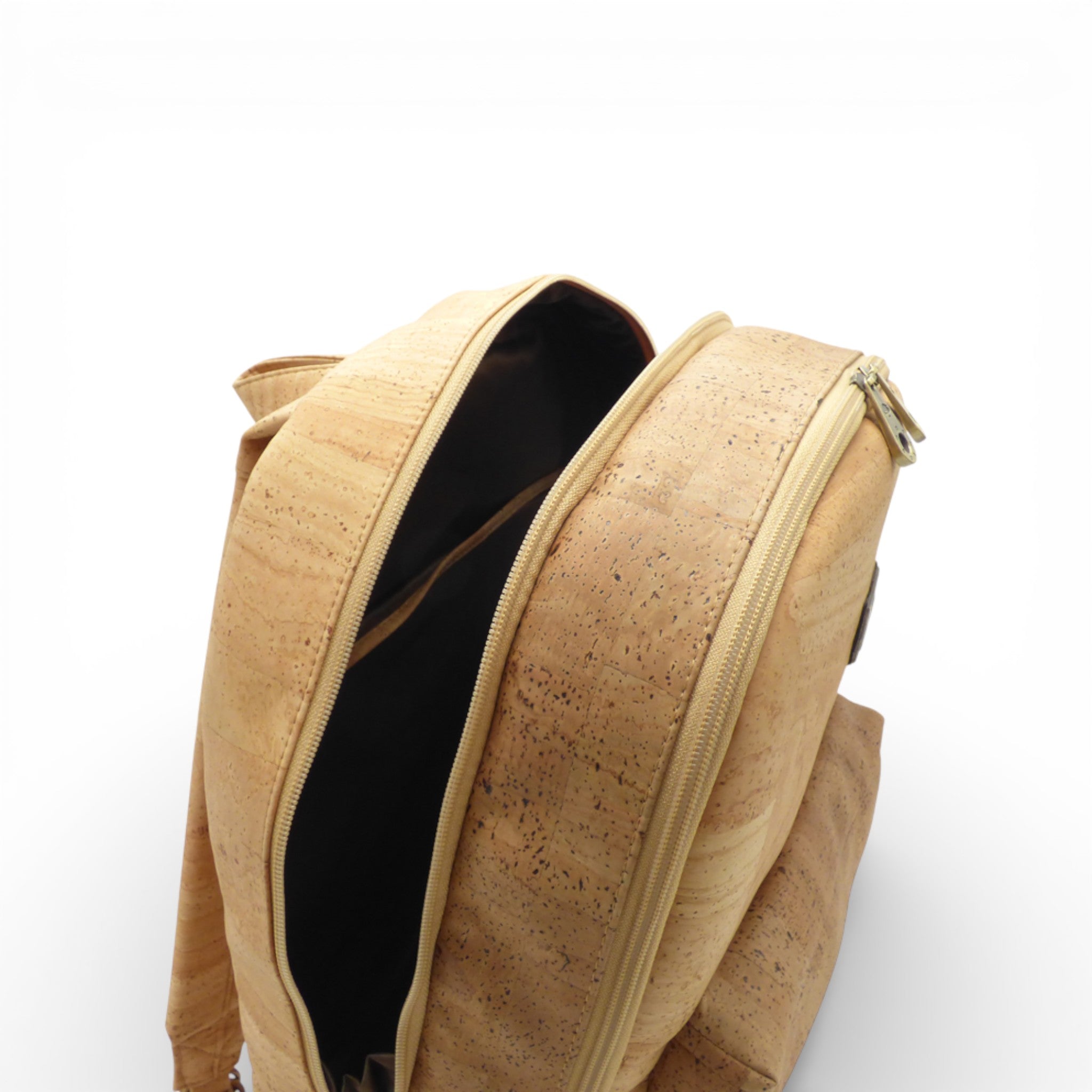 Compartiments ouverts d'un sac à dos en liège naturel — Montado, double zip, doublure foncée, Portugal