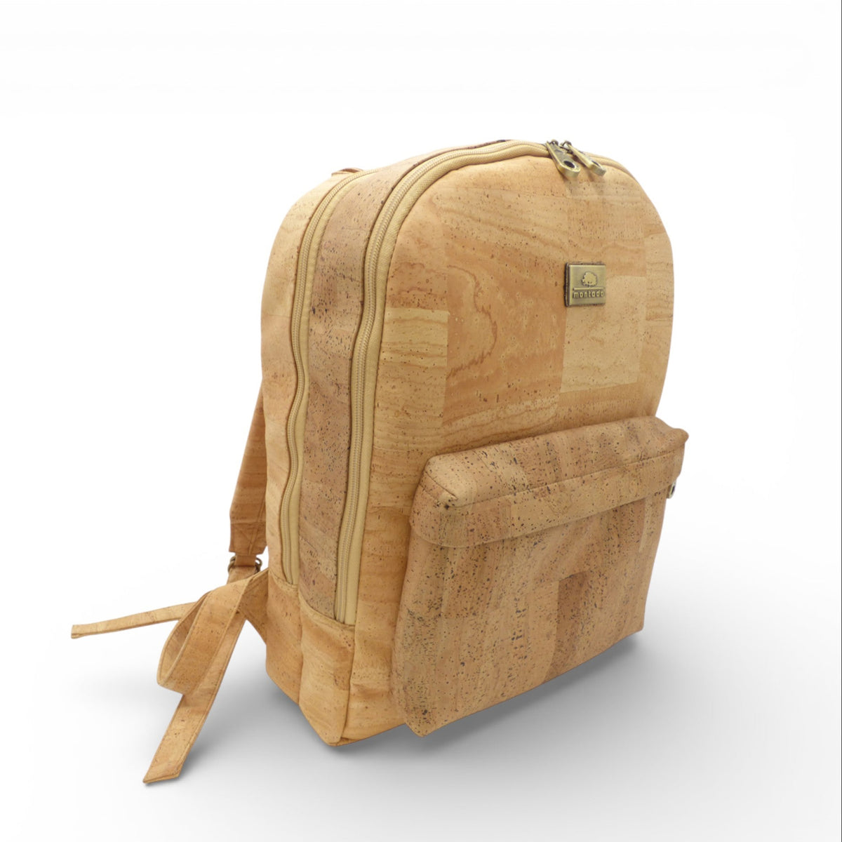 Trois quarts d'un grand sac à dos Pro en liège naturel marbré — Montado, poche avant zippée, Portugal