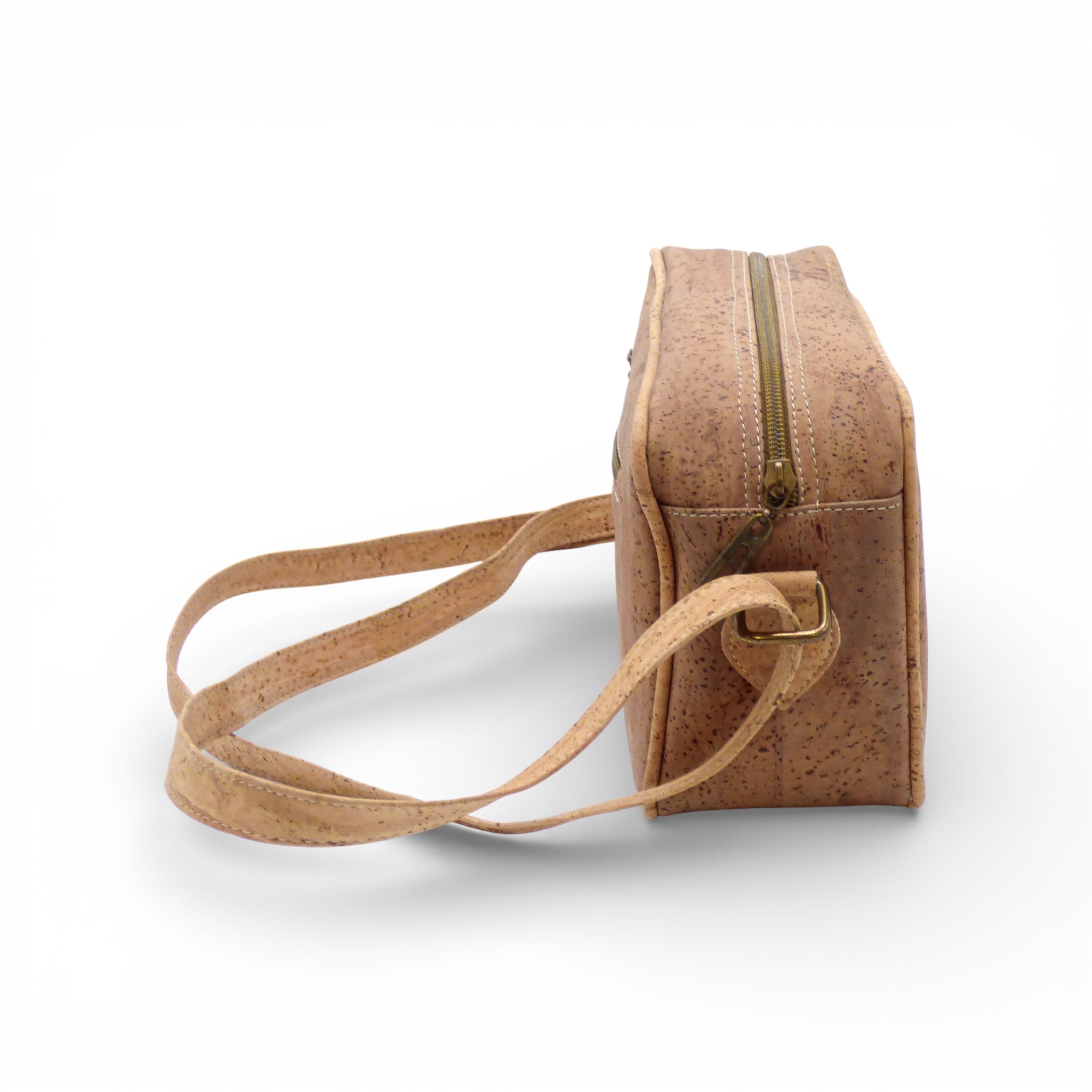 Profil d'un sac bandoulière compact en liège naturel — Amador Varum, zip top, boucle, Portugal