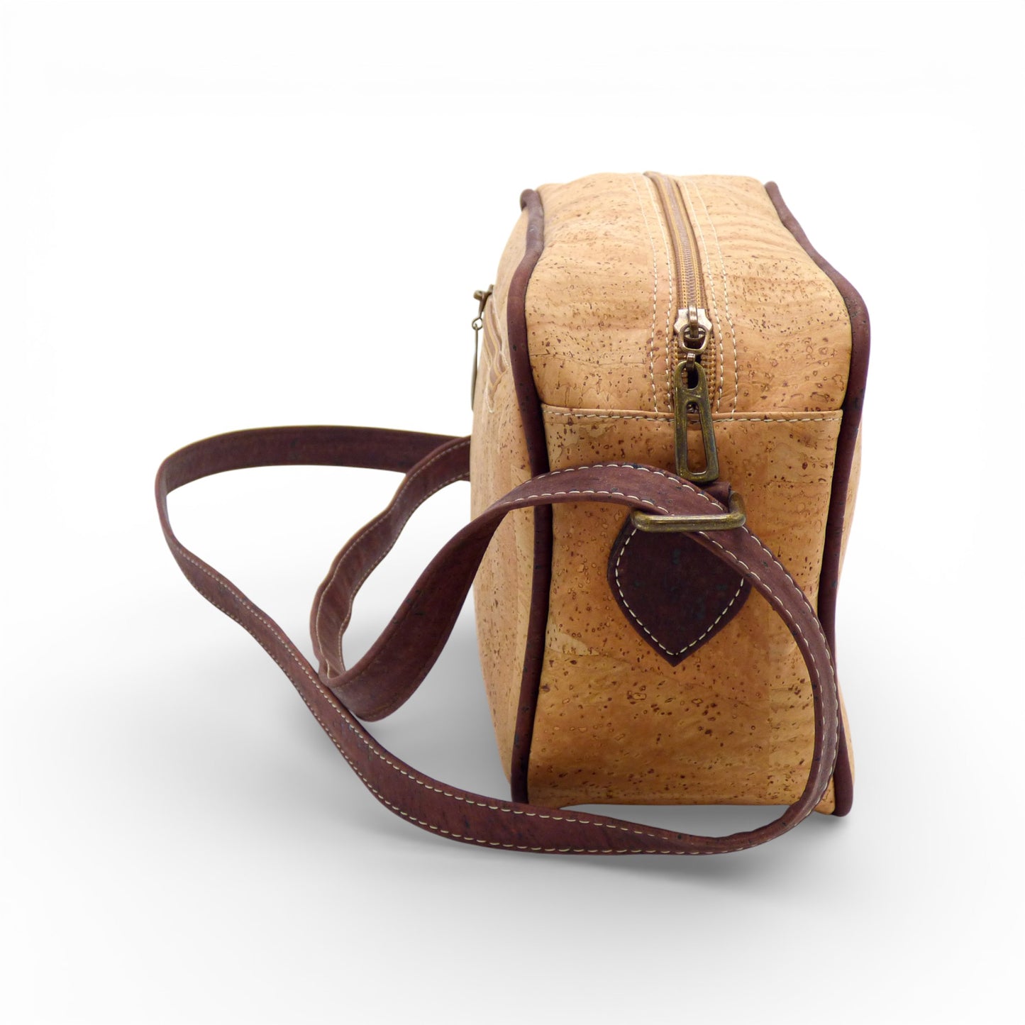 Sac bandoulière compact en liège marron naturel avec poche extérieure, par Amador Varum. Léger et résistant.