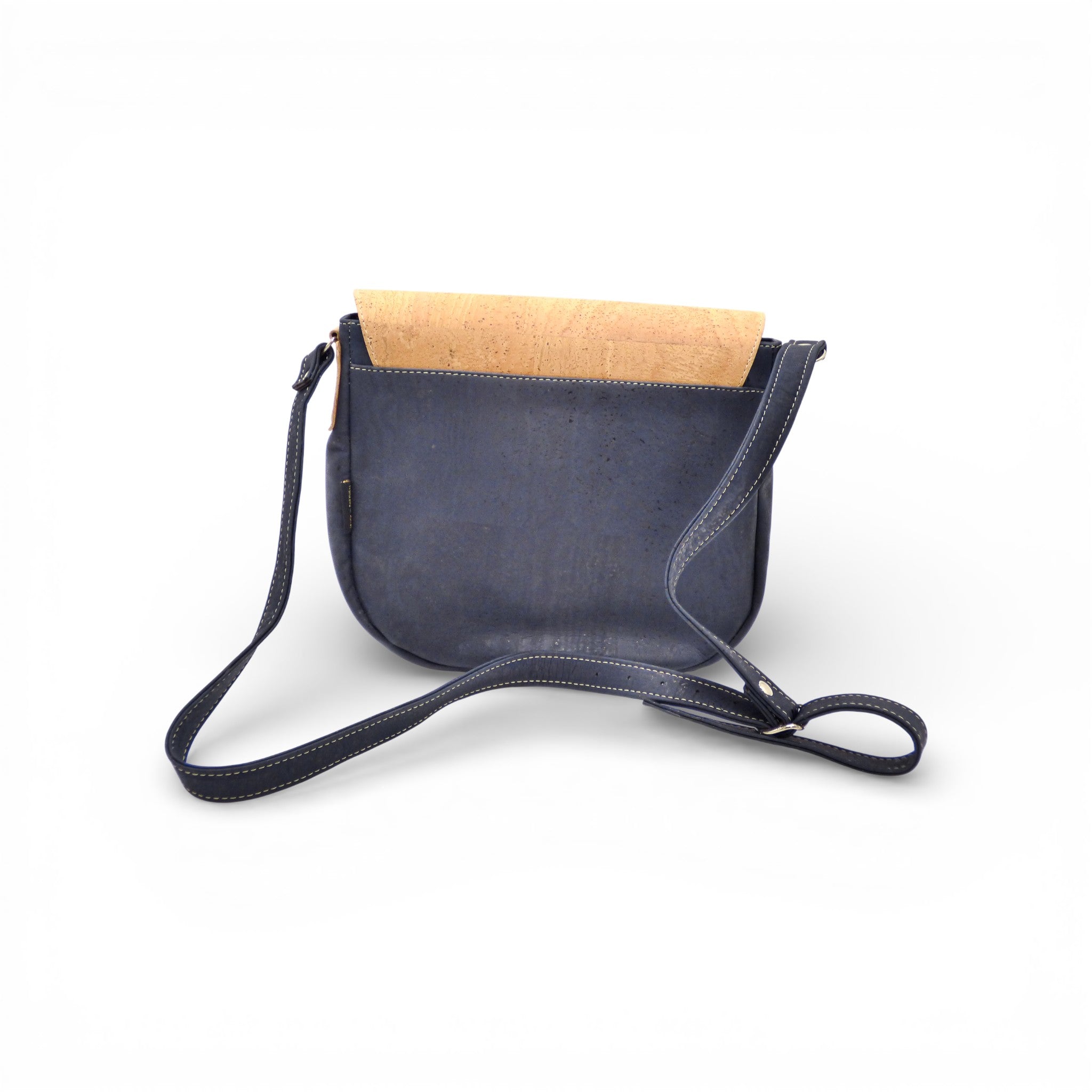 Dos d'un sac bandoulière en liège bleu nuit, bandoulière réglable et haut de rabat naturel — Amador Varum, Portugal
