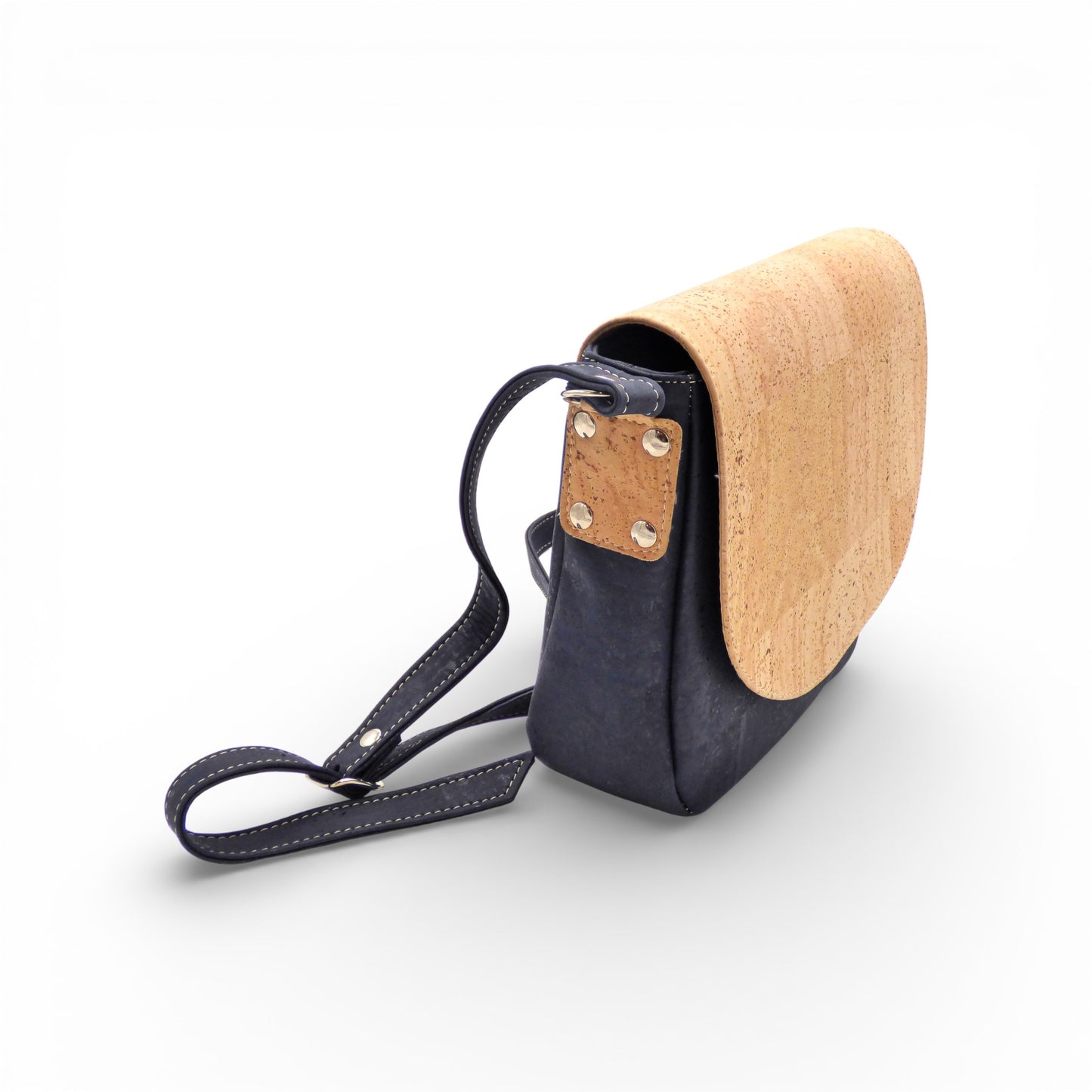 Sac bandoulière "Grand Rabat" bicolore d'Amador Varum en liège naturel et corps bleu foncé, réglable et imperméable.