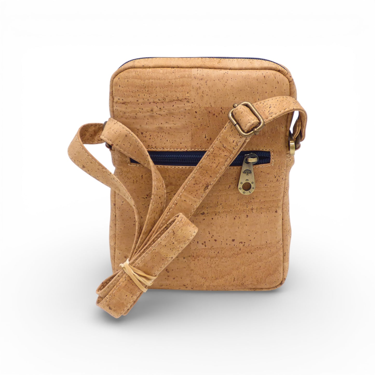 Petite Montado sac bandoulière bleu et naturel en liège avec trois poches extérieures, écologique et élégant.