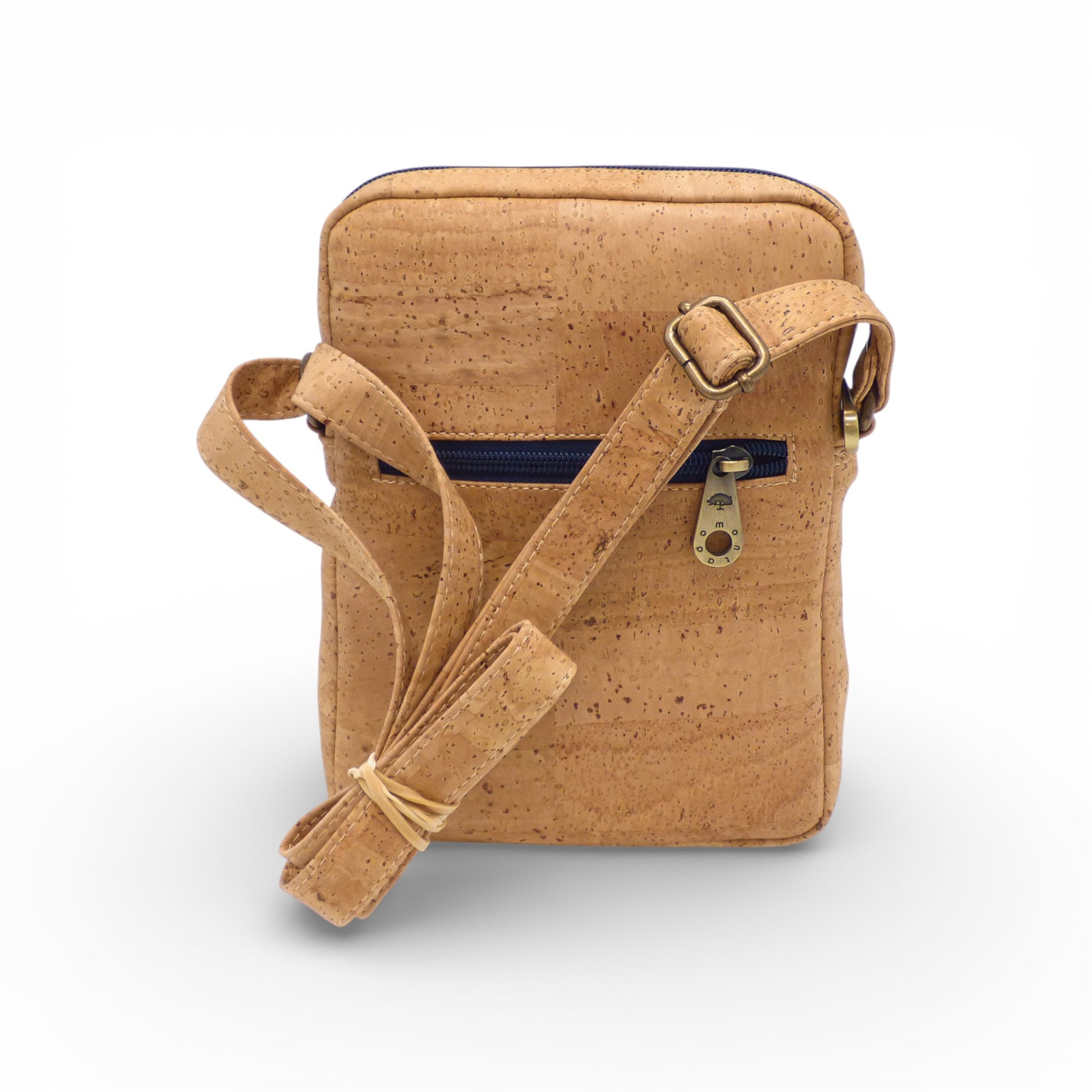 Petite Montado sac bandoulière bleu et naturel en liège avec trois poches extérieures, écologique et élégant.