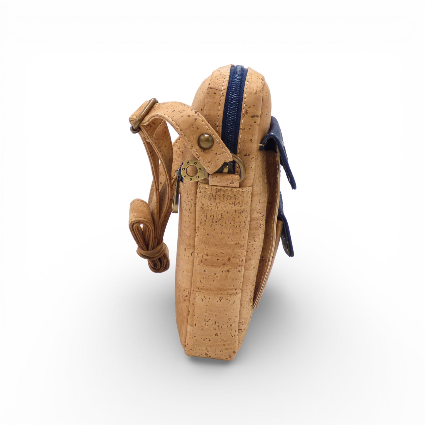 Petite sacoche homme Montado en bleu et naturel, sac bandoulière en liège avec trois poches extérieures.