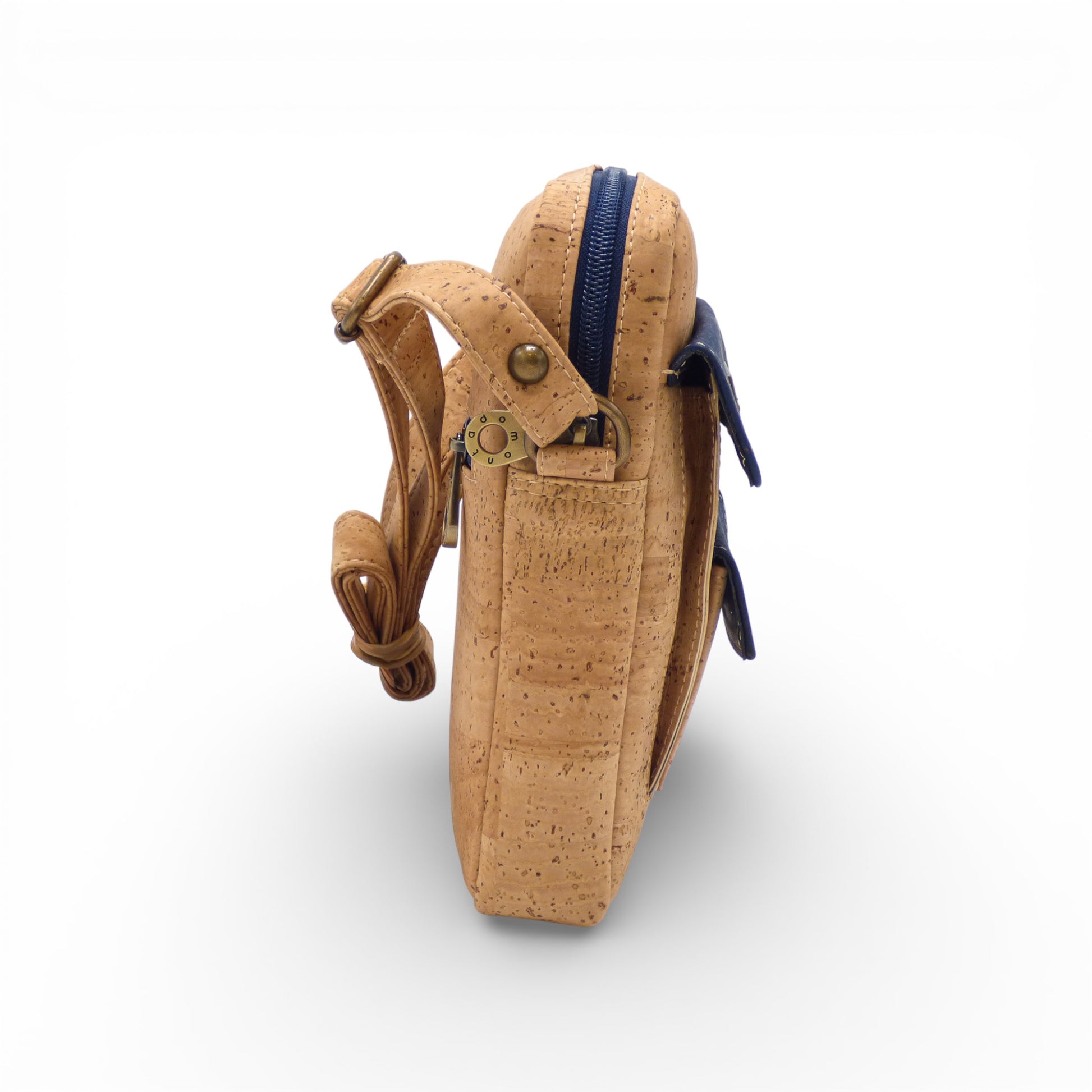 Petite sacoche homme Montado en bleu et naturel, sac bandoulière en liège avec trois poches extérieures.