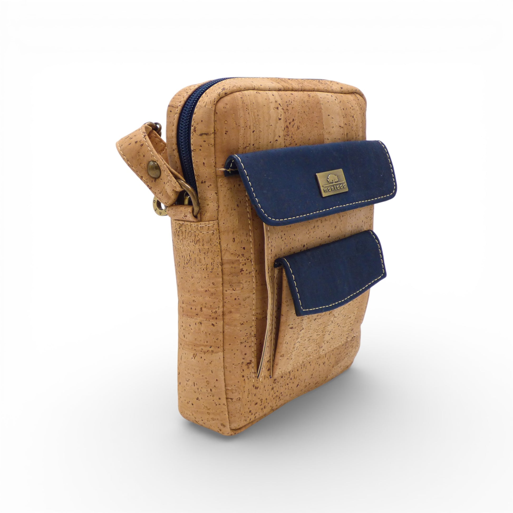 Petite sacoche homme Montado en bleu et naturel, sac bandoulière en liège avec trois poches extérieures.