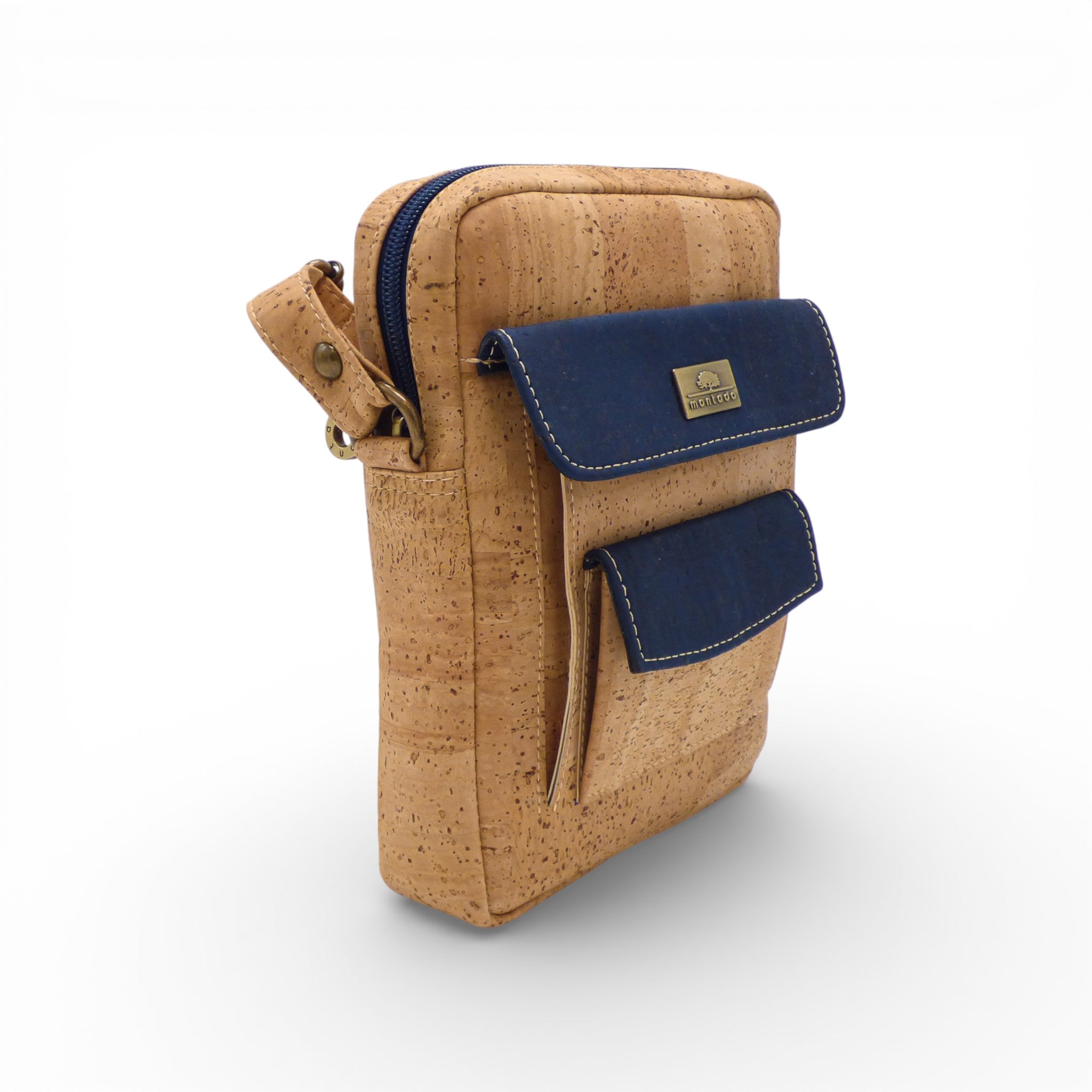 Petite sacoche homme Montado en bleu et naturel, sac bandoulière en liège avec trois poches extérieures.