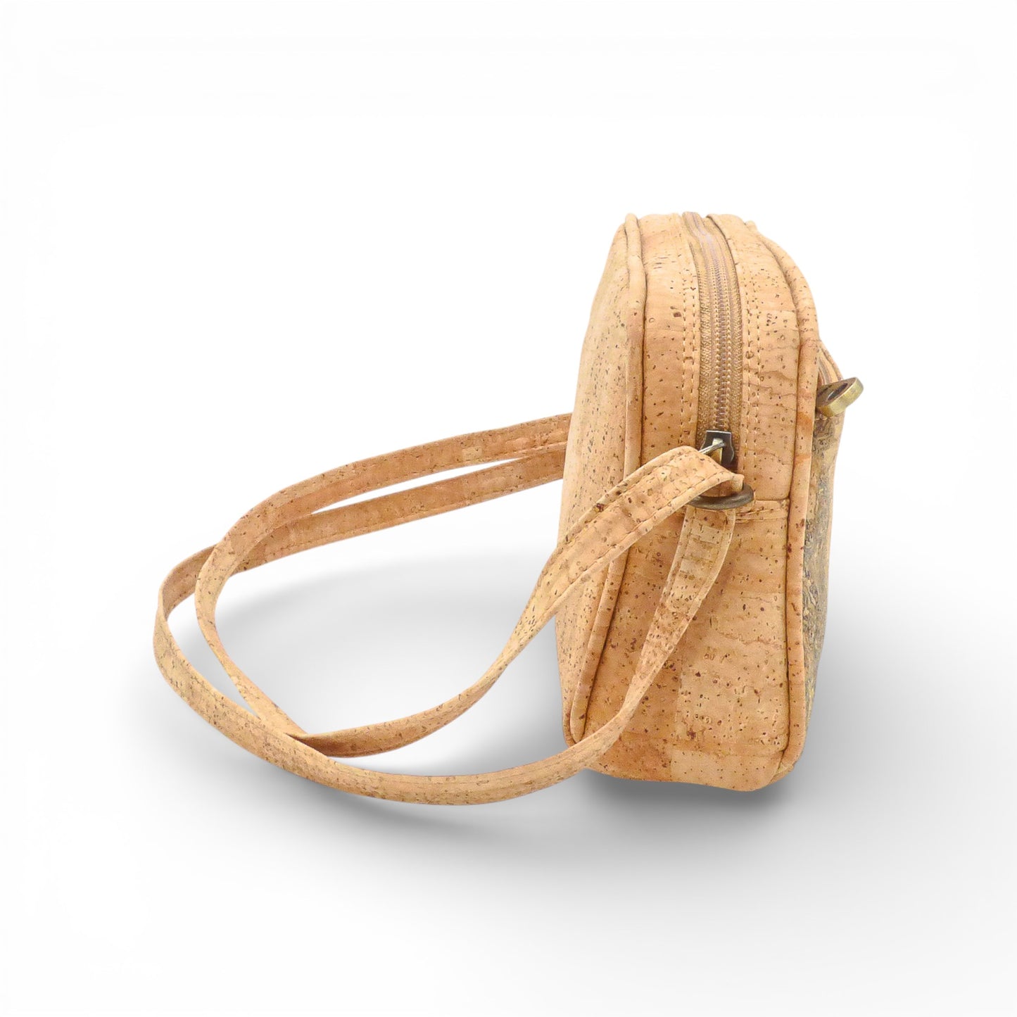 Sac bandoulière compact en liège naturel de Montado, présenté de profil avec une texture distinctive et élégante.