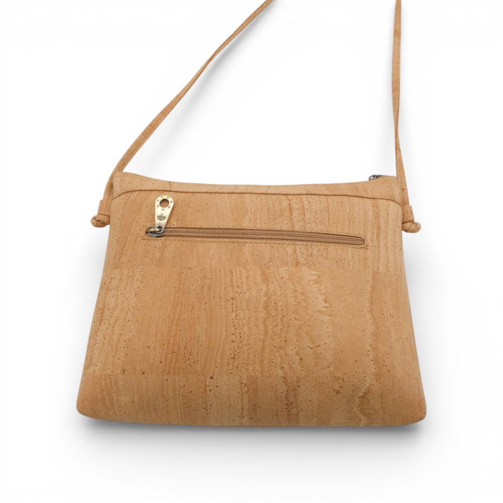 Sac bandoulière plat en liège Montado, léger et résistant, avec design élégant et texture naturelle.