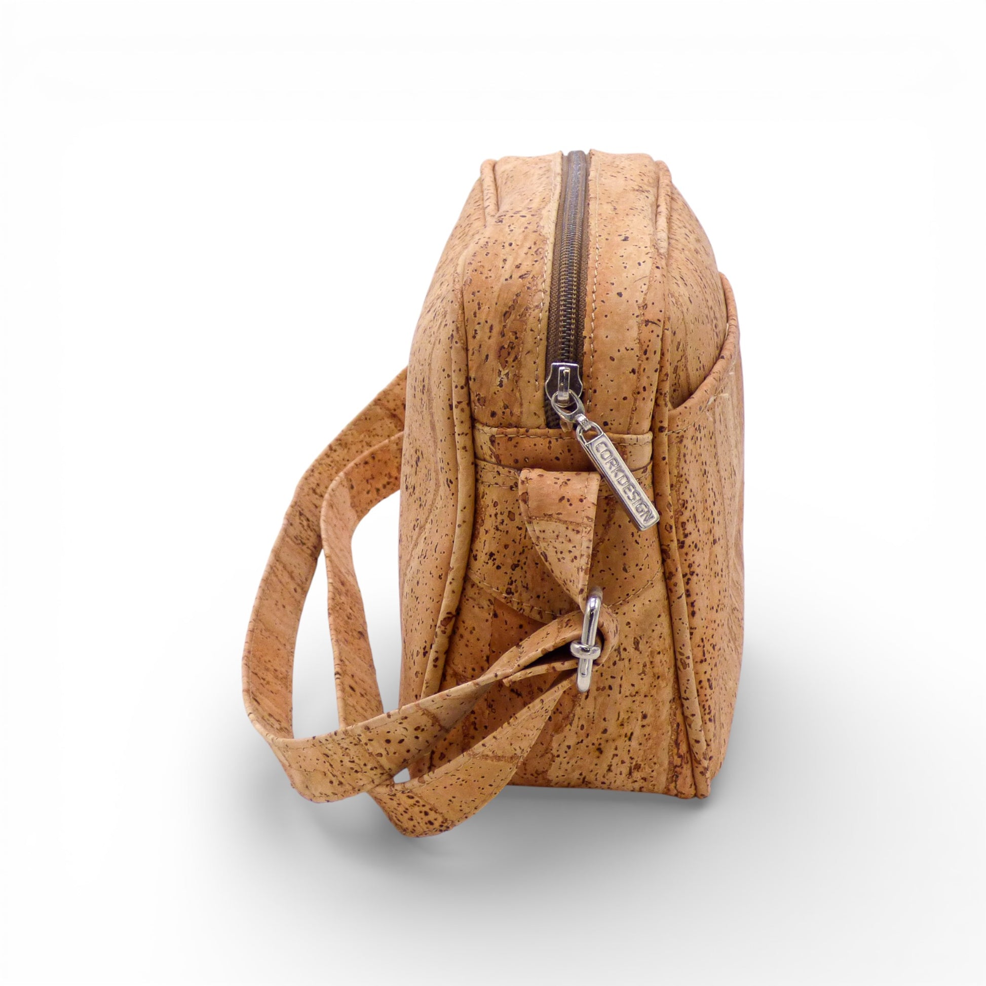 Sac bandoulière "City" naturel de Cork Design en liège, avec poche avant et design imperméable.