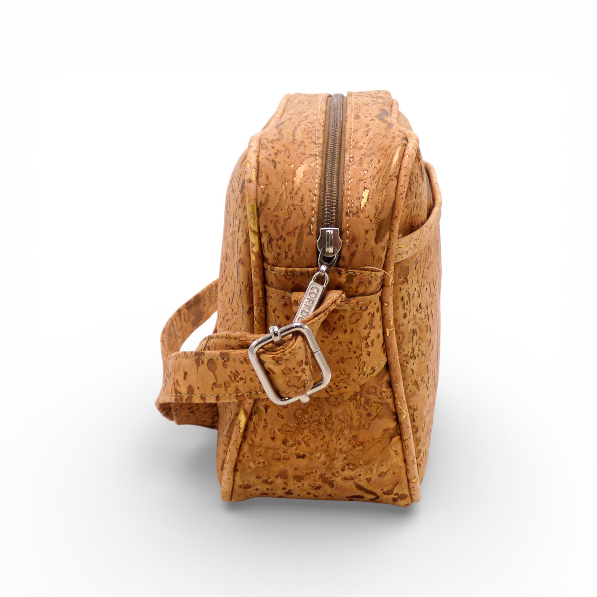 Sac bandoulière "City" en liège naturel avec poche avant, design imperméable de la marque Cork Design.