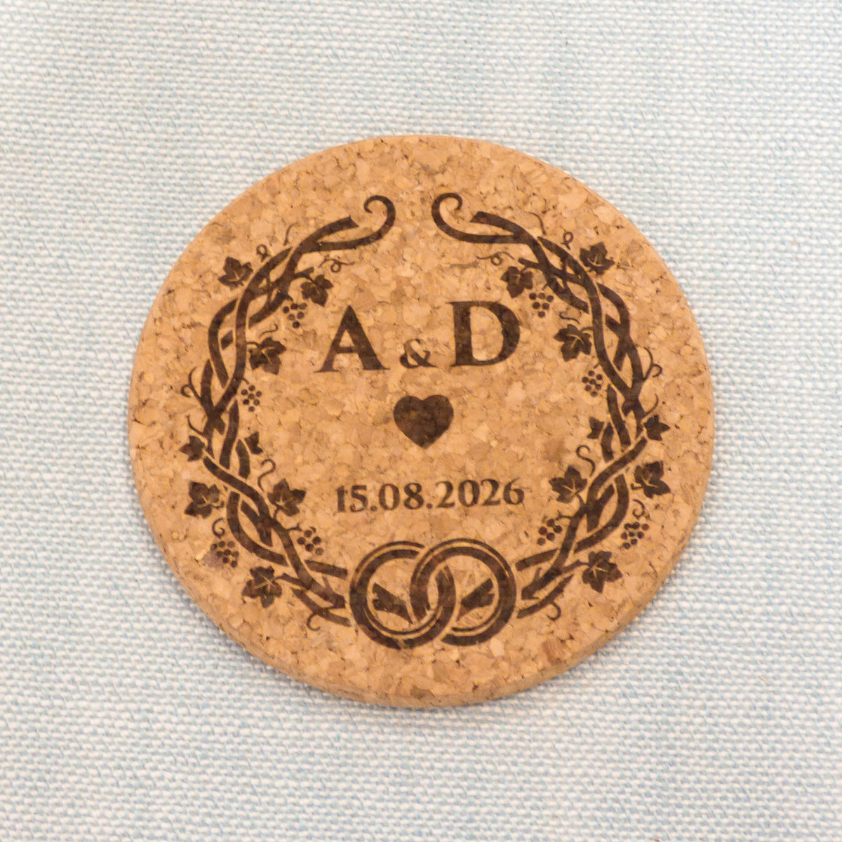 Sous-verre gravé pour un mariage, initiales des mariés et date dans une couronne de vigne