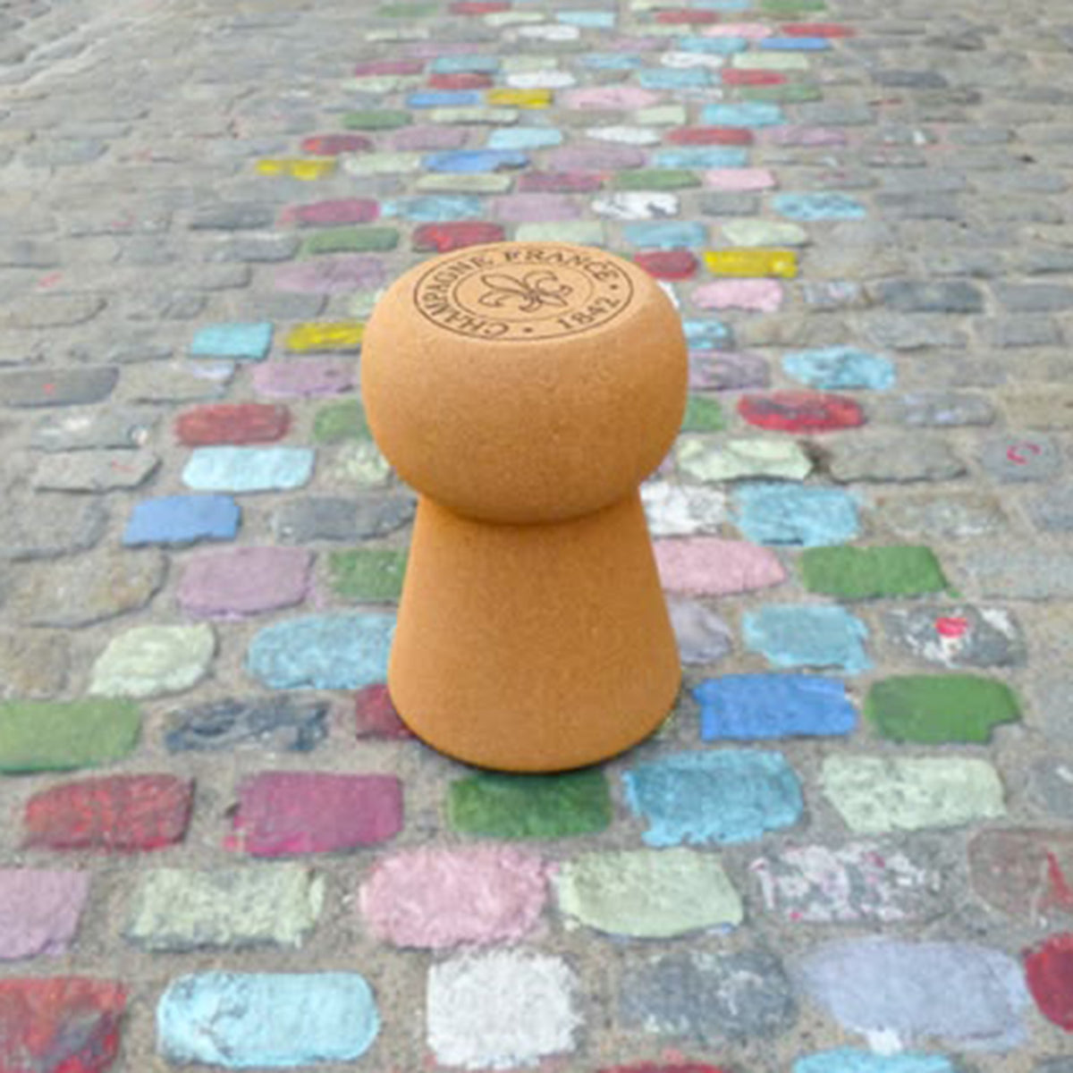 Tabouret champagne en liège naturel Viking, forme bouchon, vue de face - artisanat Portugal.