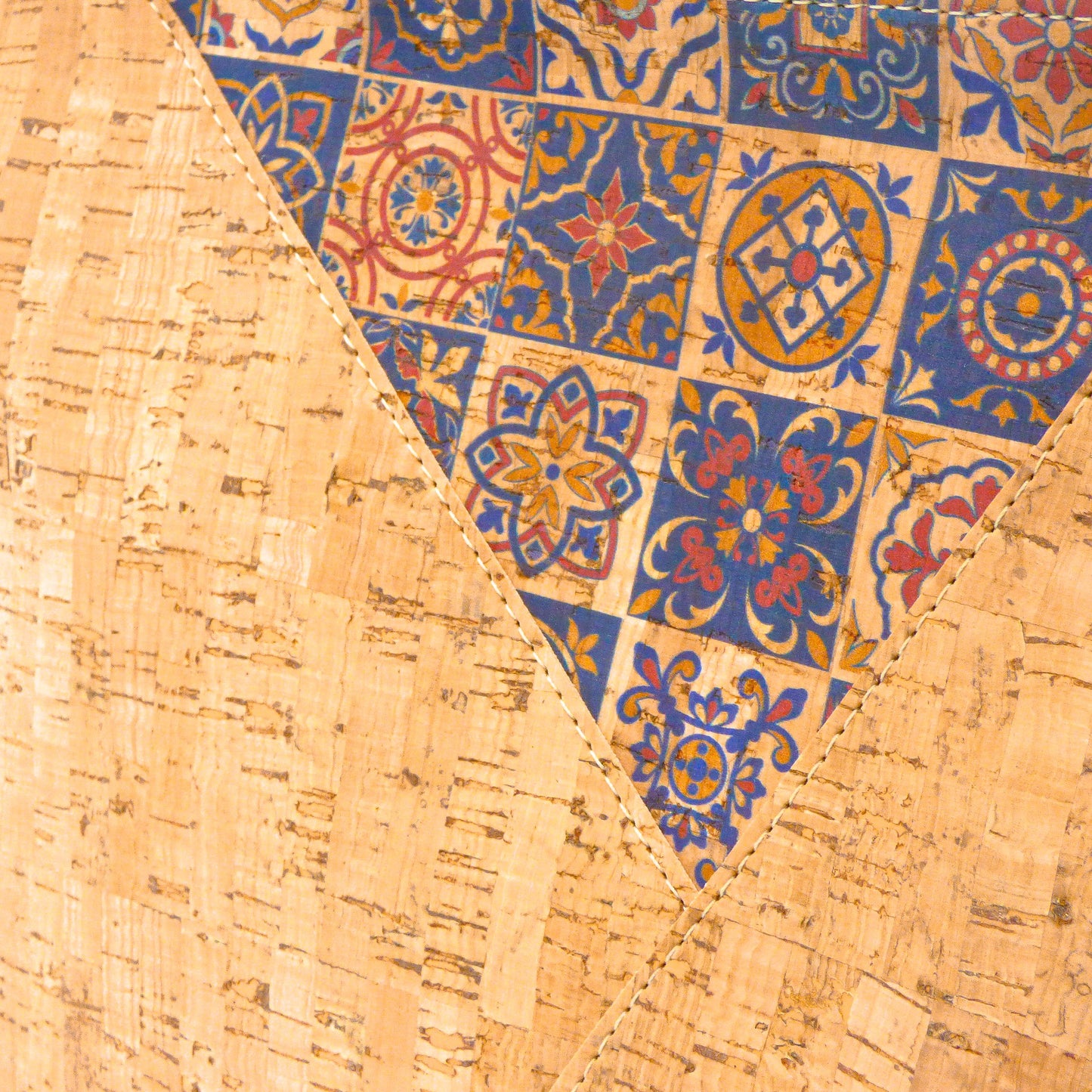 Sac à main en liège Azulejos de Sobreiro, texture mosaïque bleue inspirée du Portugal, en gros plan.