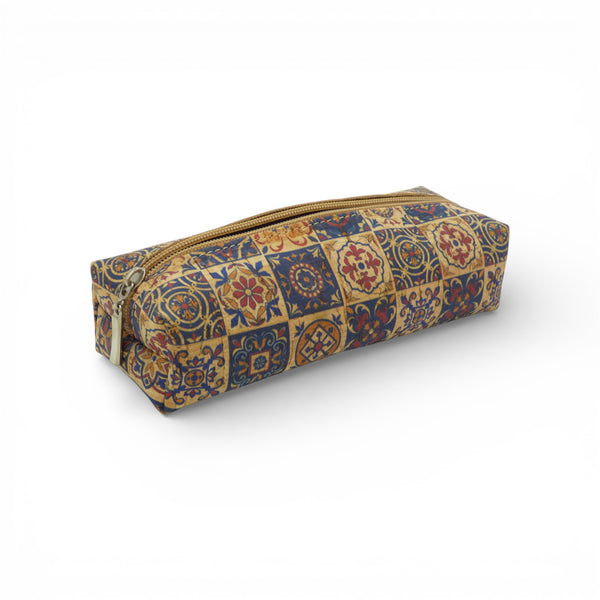Trousse Azulejos Amador Varum en liège, motif géométrique coloré, vue de trois quarts.