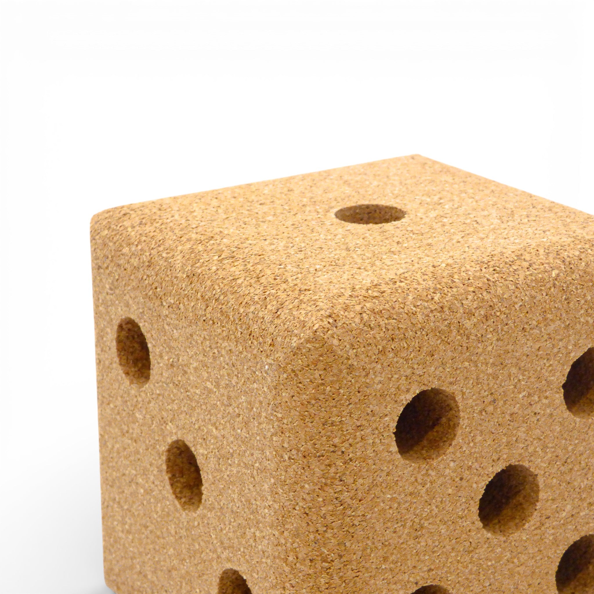 Porte-stylo en liège "Dé Ludique" de Viking, accessoire de bureau avec texture naturelle et design ludique.