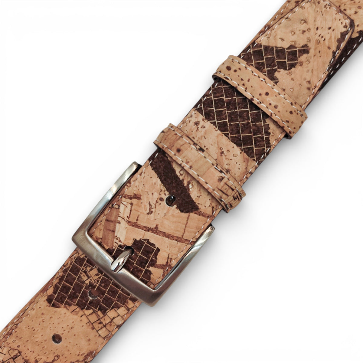 Gros plan boucle et liège rayé croisillon — ceinture TC Cortiça, métal argent, surpiqûre claire